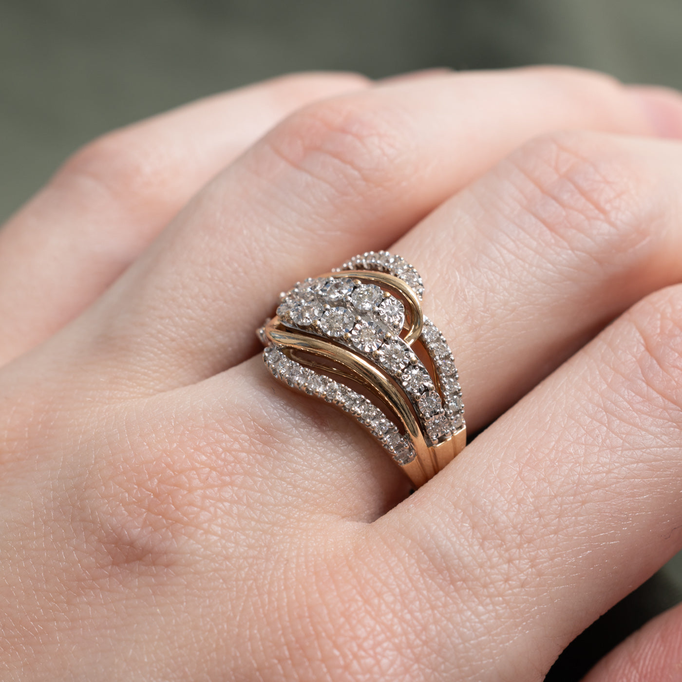 Bague cocktail Wave en or 10 carats sertie de diamants | 0,70 ct | Taille 7