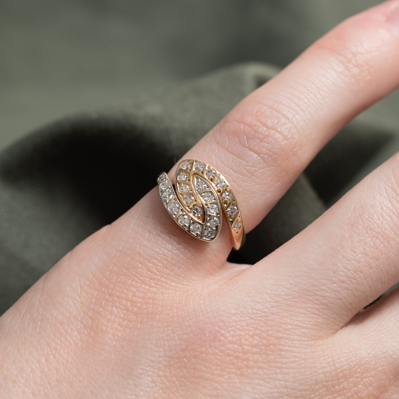 Bague abstraite en or bicolore 14 carats sertie de diamants | 0,37 ct | Taille 2,75