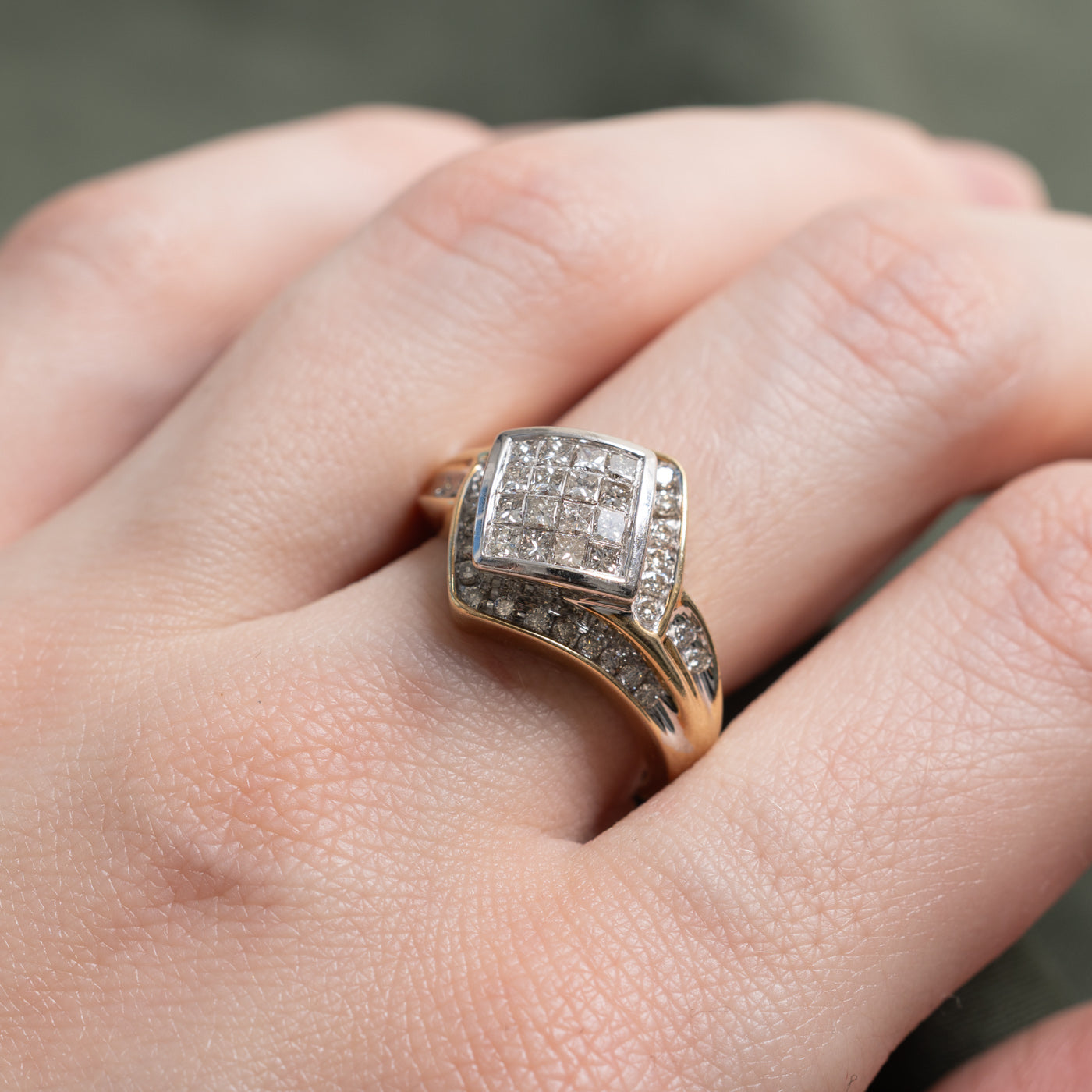 Bague géométrique en or 10 carats bicolore sertie invisible de diamants | 1,10 ct | Taille 7