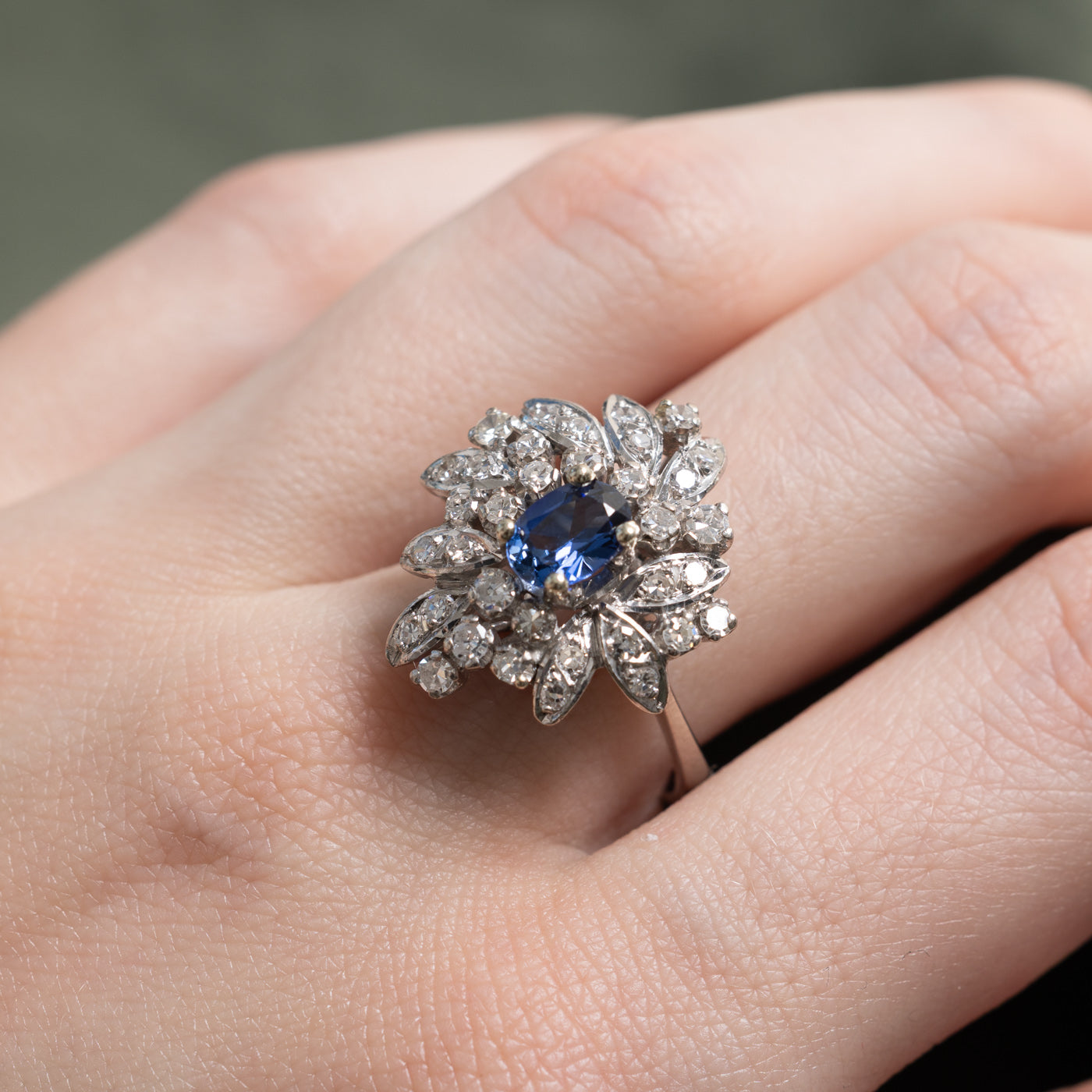 Bague cocktail en argent palladium sertie de saphirs synthétiques et de diamants | 0,99 ct, 0,75 ct au total | Taille 7,5