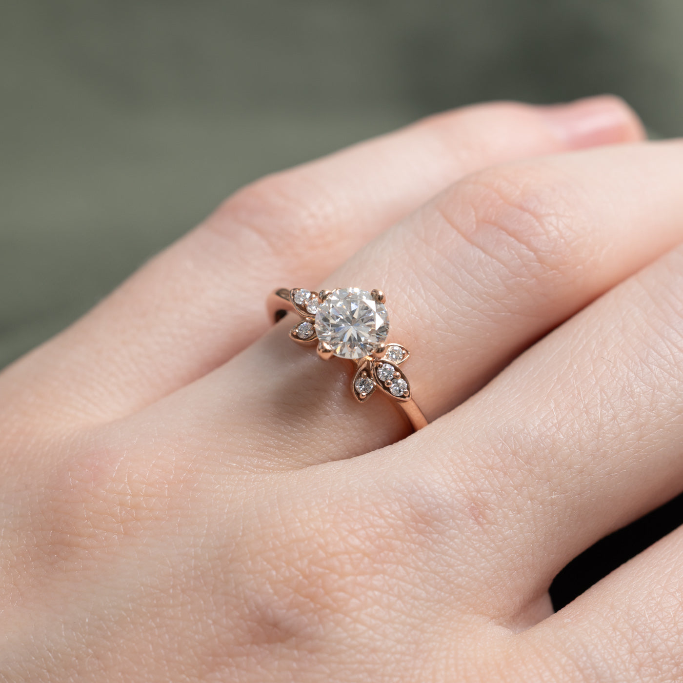 Bague en or rose 14 carats sertie de diamants en forme de feuille | 0,98 ct SI1 G/H, 0,12 ct au total | Taille 5,5