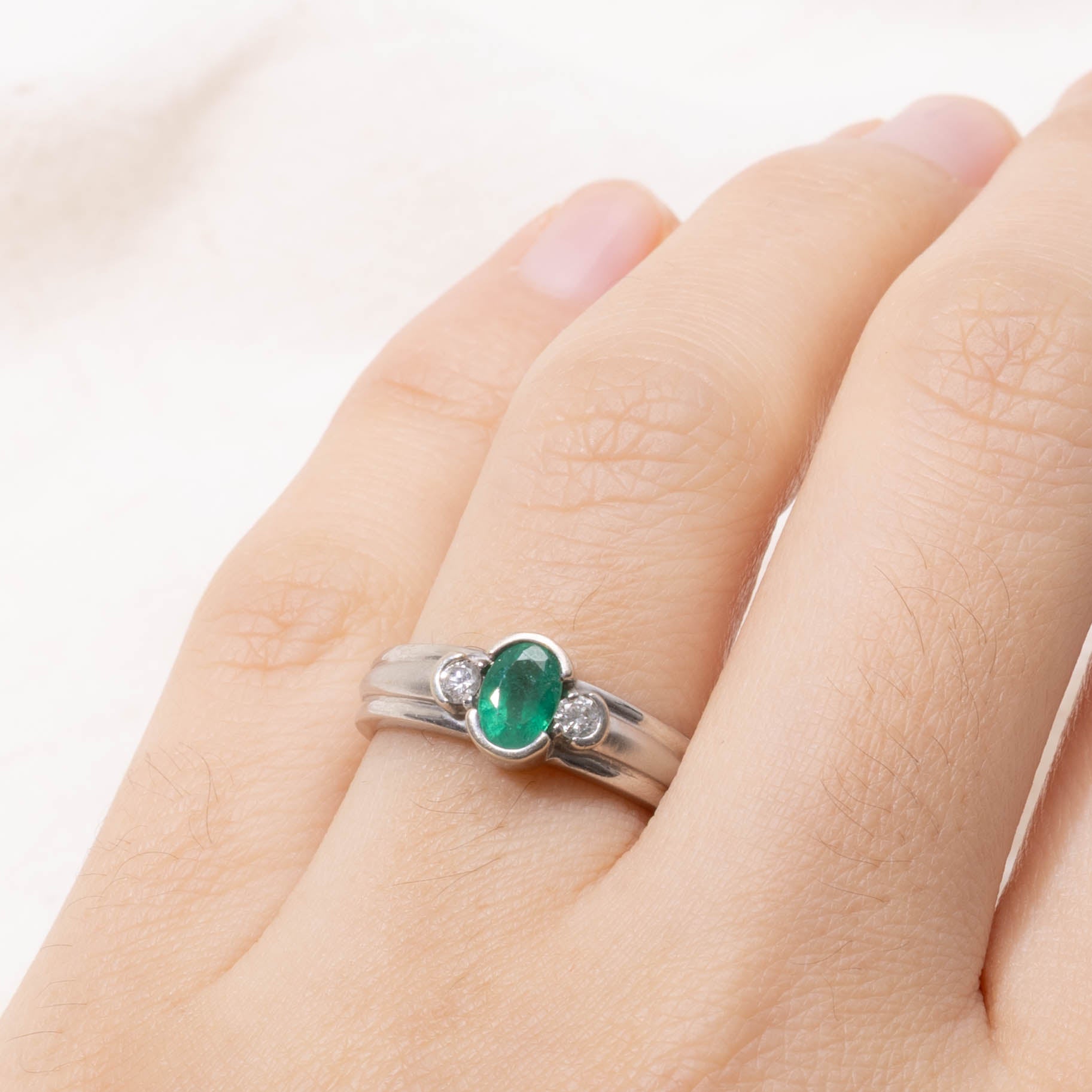10k Semi Bezel Set Emerald & Diamond Grooved Ring | SZ 6