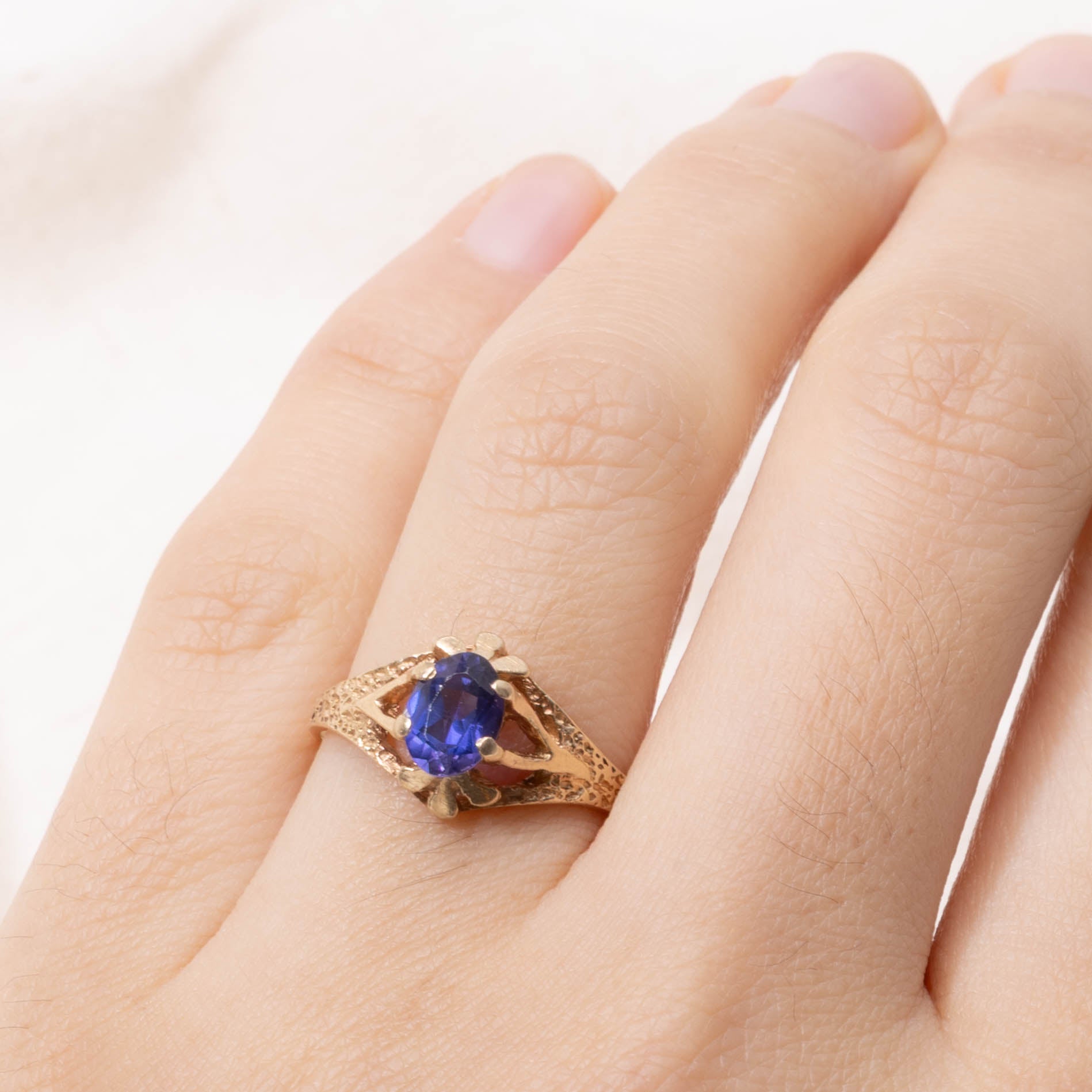 10k Synthetic Sapphire Textured Tapered Ring | SZ 7.5