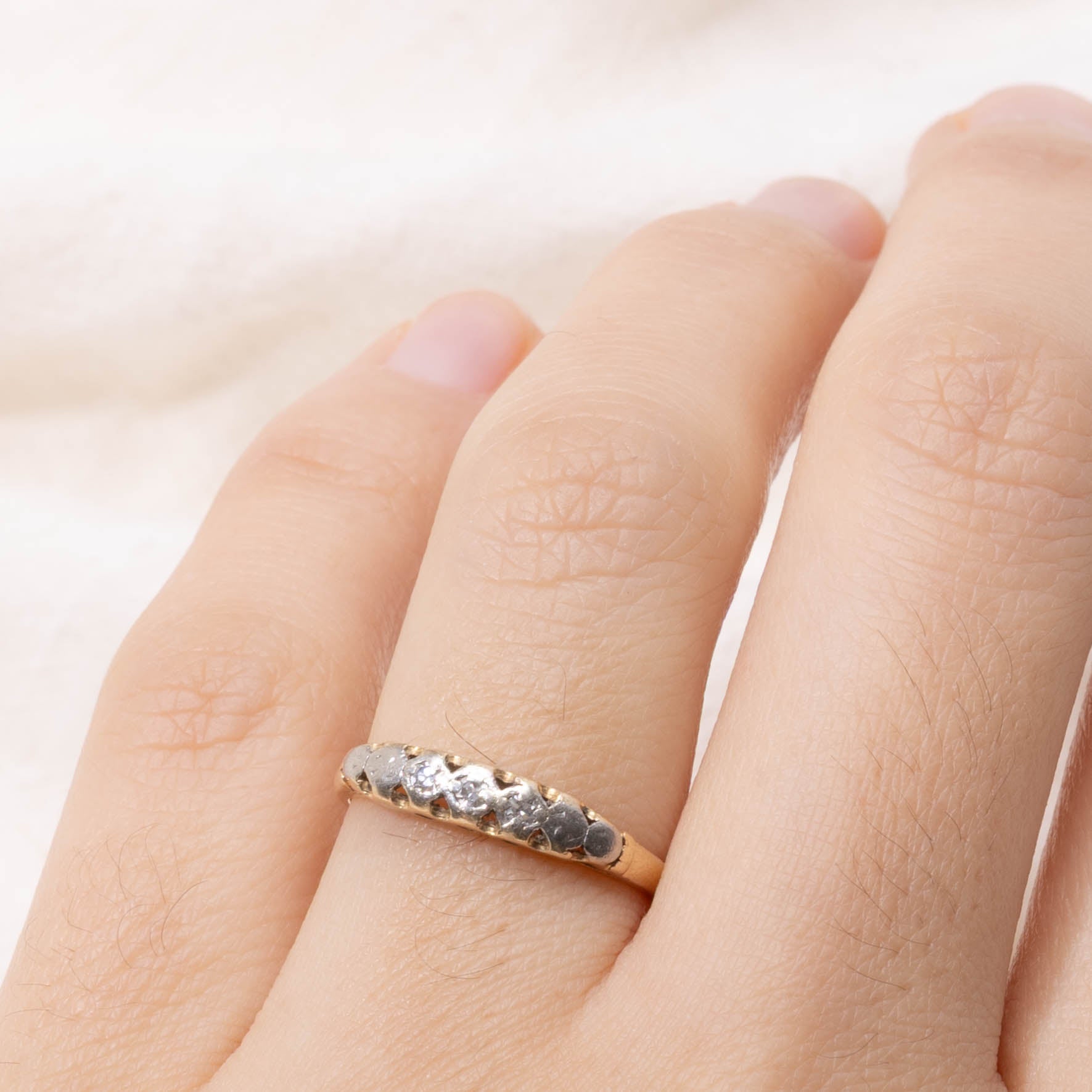 14k Illusion Set Diamond Textured Band | SZ 6