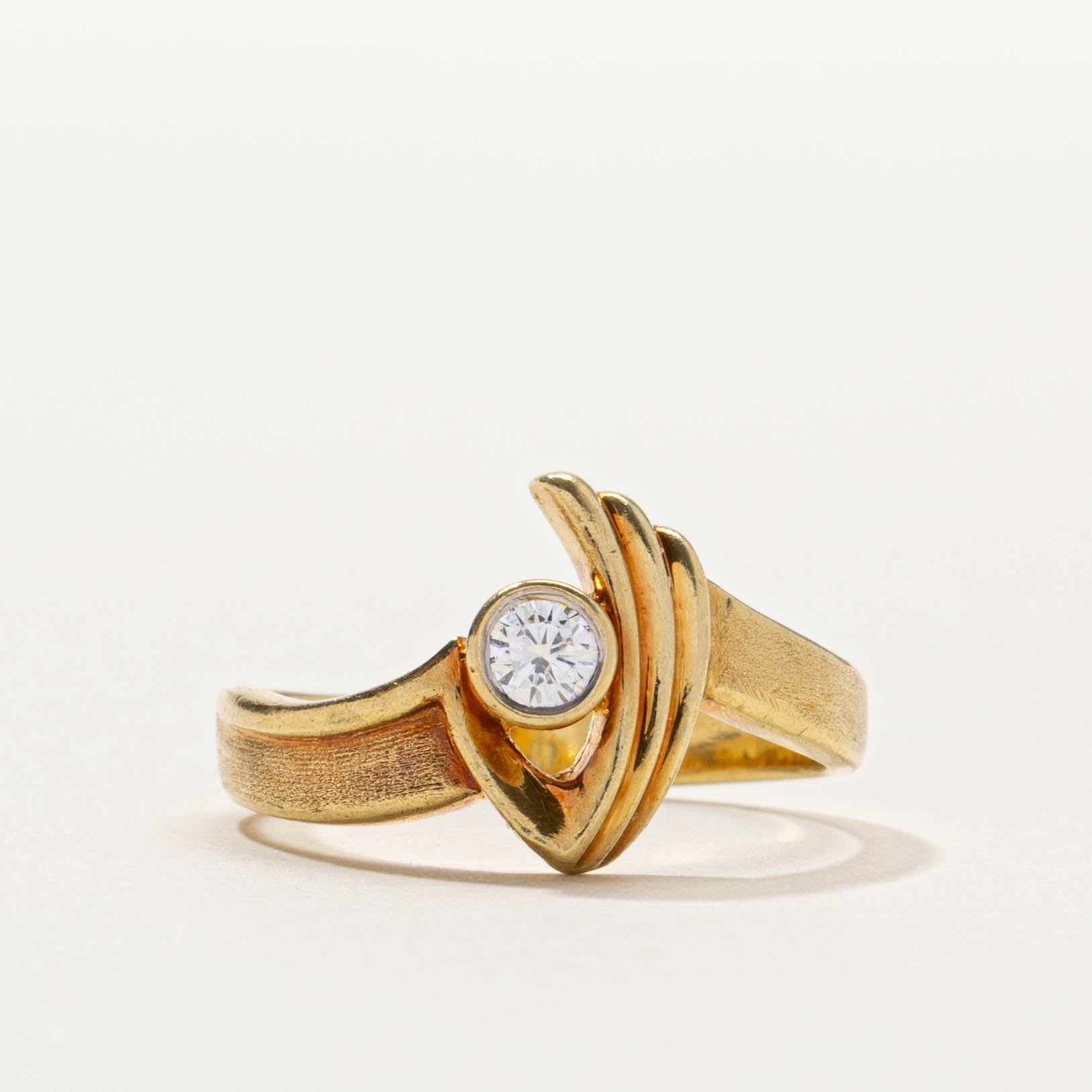 18k Bezel Set Diamond Grooved Abstract Ring | 0.15ctw | SZ 5.5