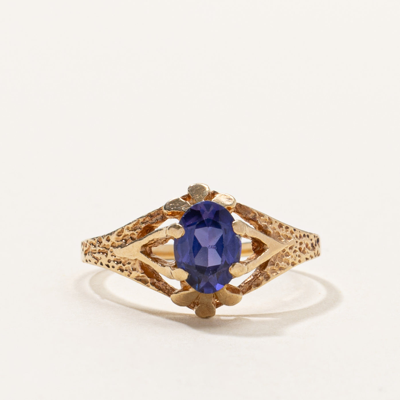 10k Synthetic Sapphire Textured Tapered Ring | SZ 7.5