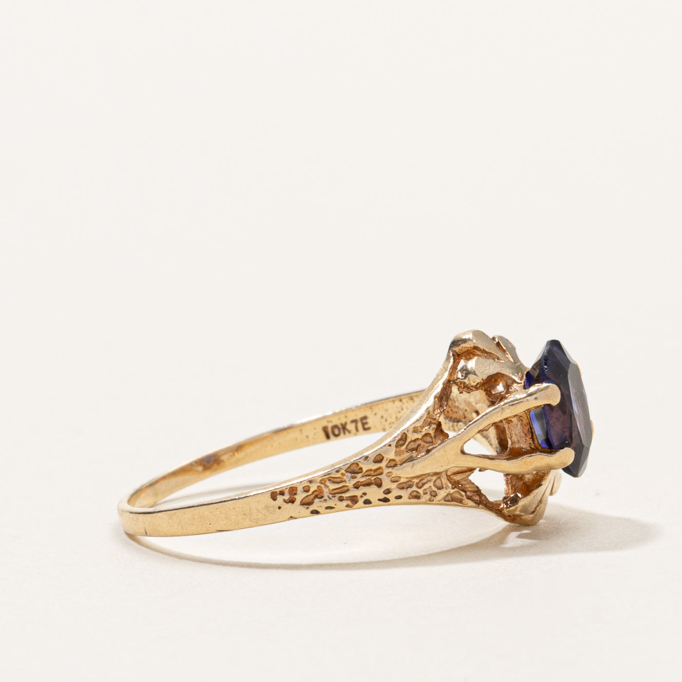 10k Synthetic Sapphire Textured Tapered Ring | SZ 7.5