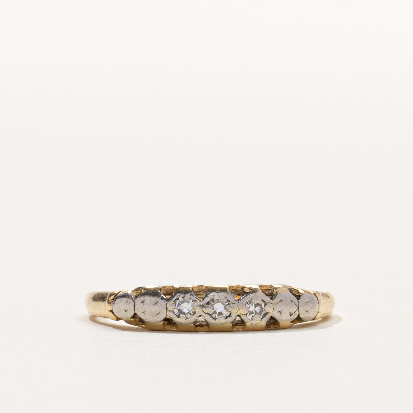14k Illusion Set Diamond Textured Band | SZ 6