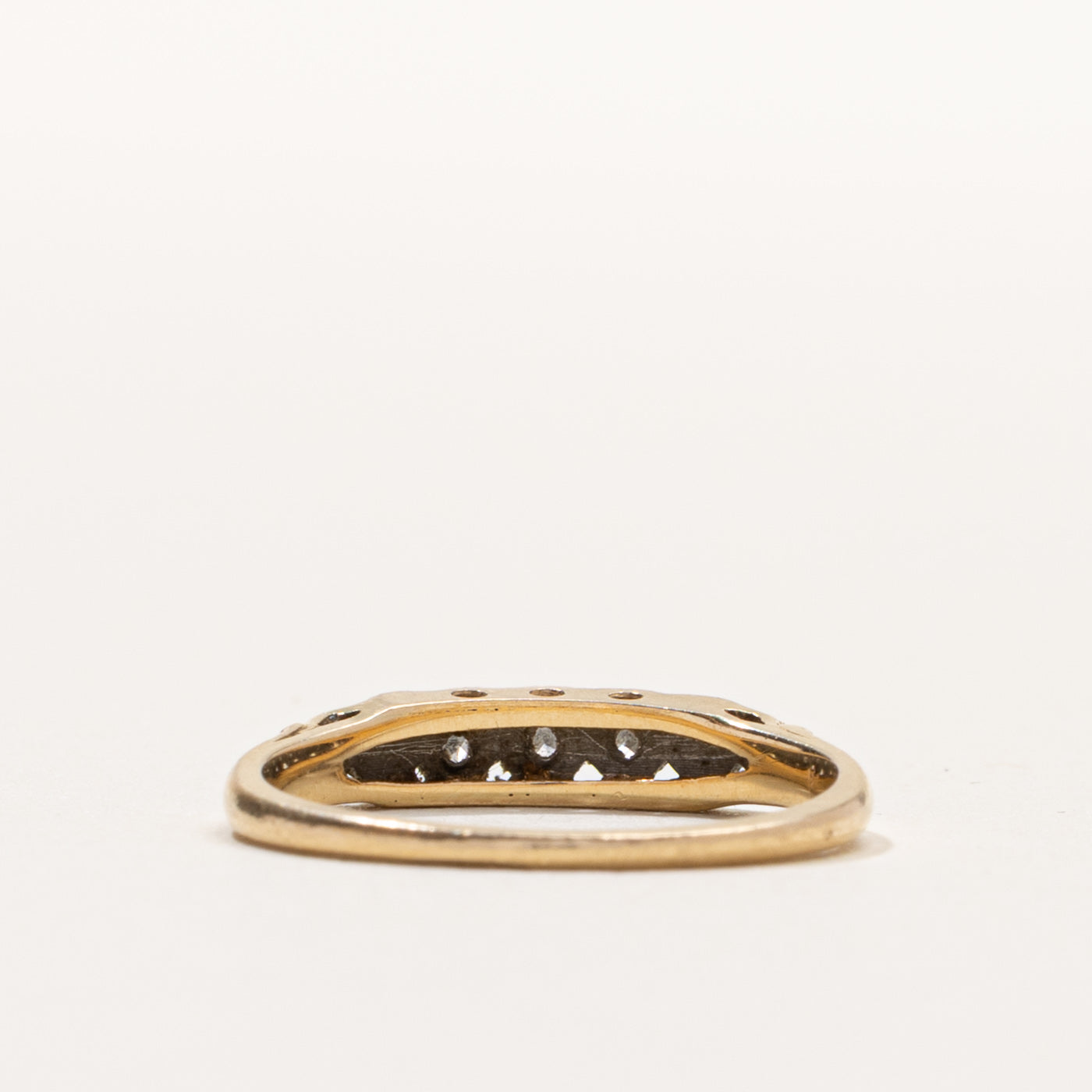14k Illusion Set Diamond Textured Band | SZ 6