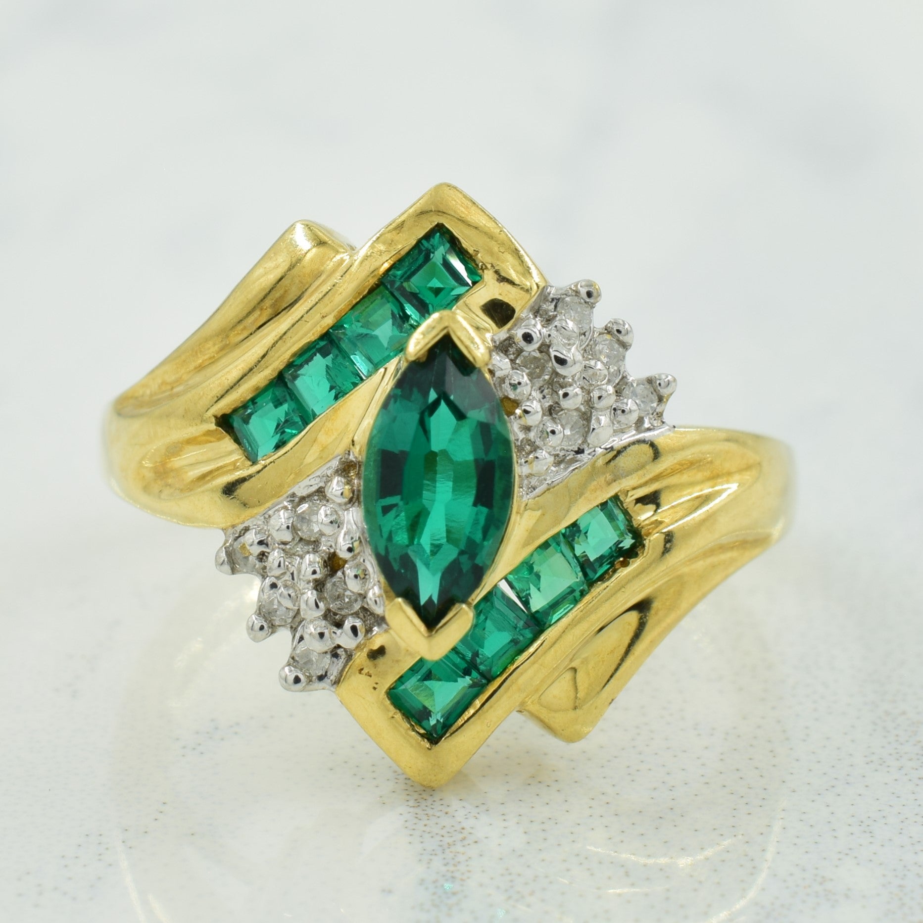 Bague contournée en émeraude synthétique et diamant | 0,60 ct, 0,04 ct | Taille 6,75 |