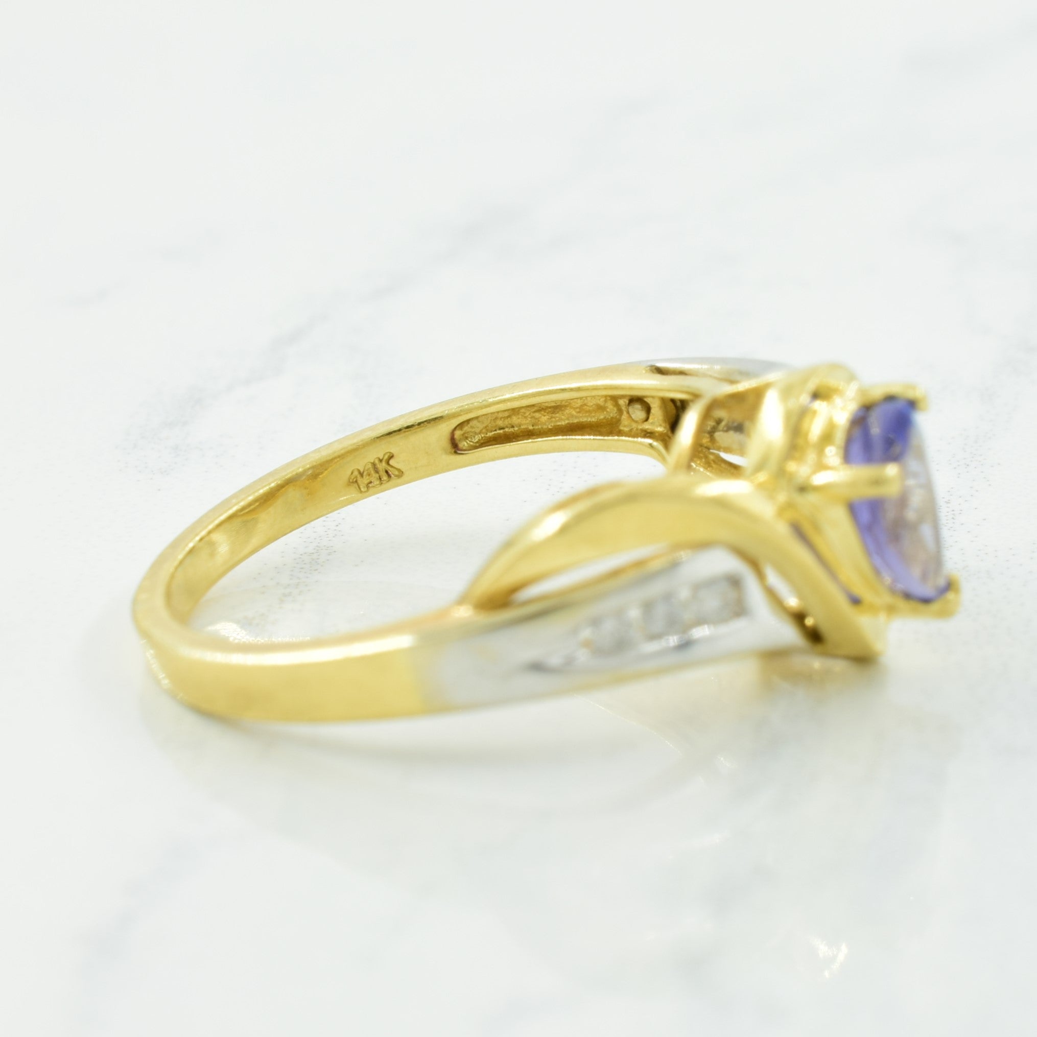 Bague contournée en tanzanite et diamants | 0,75 ct, 0,10 ct au total | Taille 7,25 |