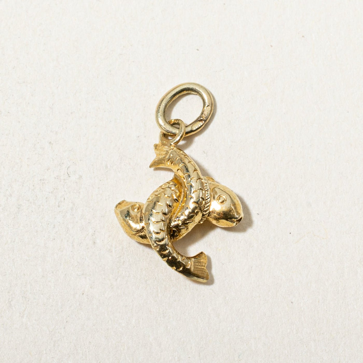 18k Yellow Gold Engraved Pisces Zodiac Charm