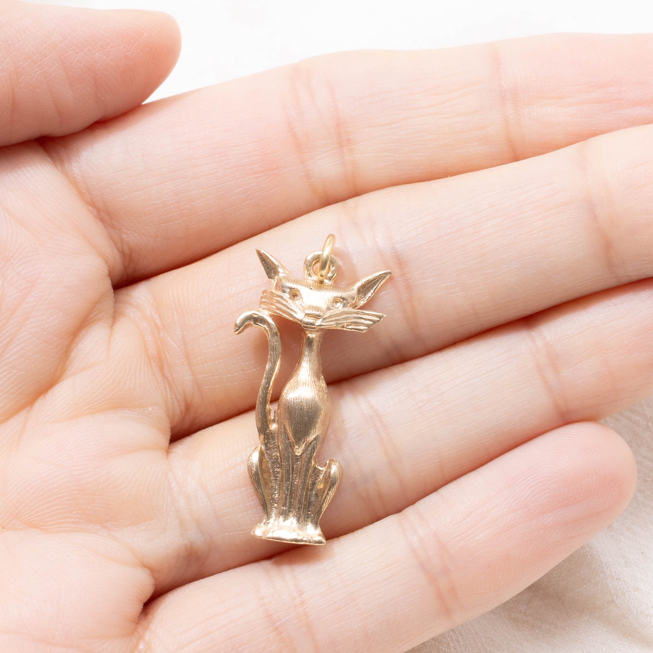 10k Sitting Cat Charm