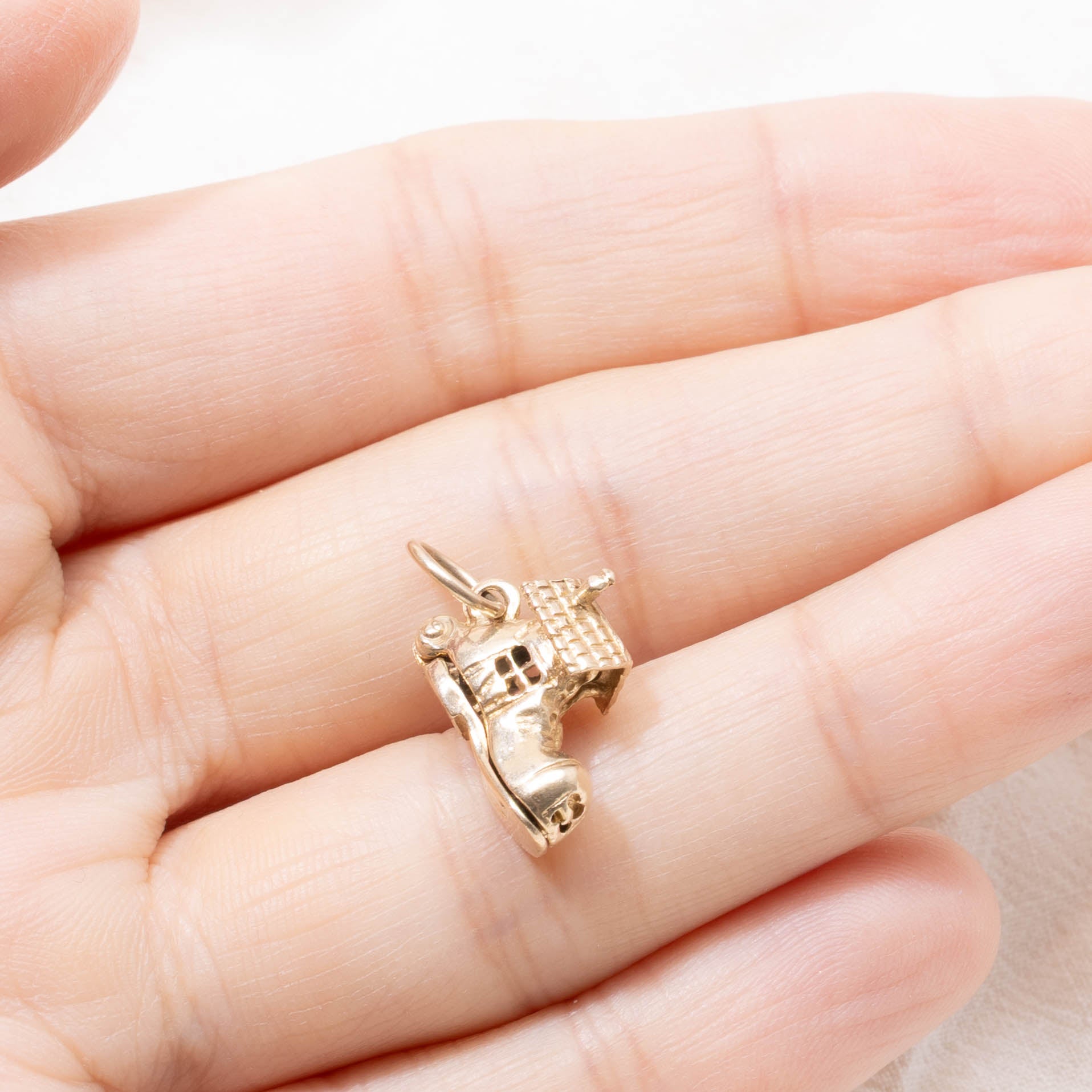 9k Shoe House Charm