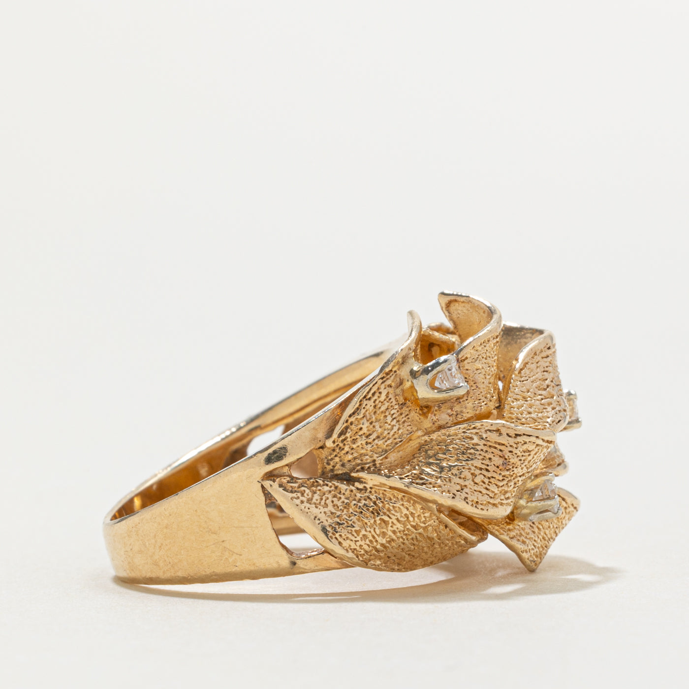 18k Diamond Leaf Textured Ring | 0.15ctw | SZ 7.5