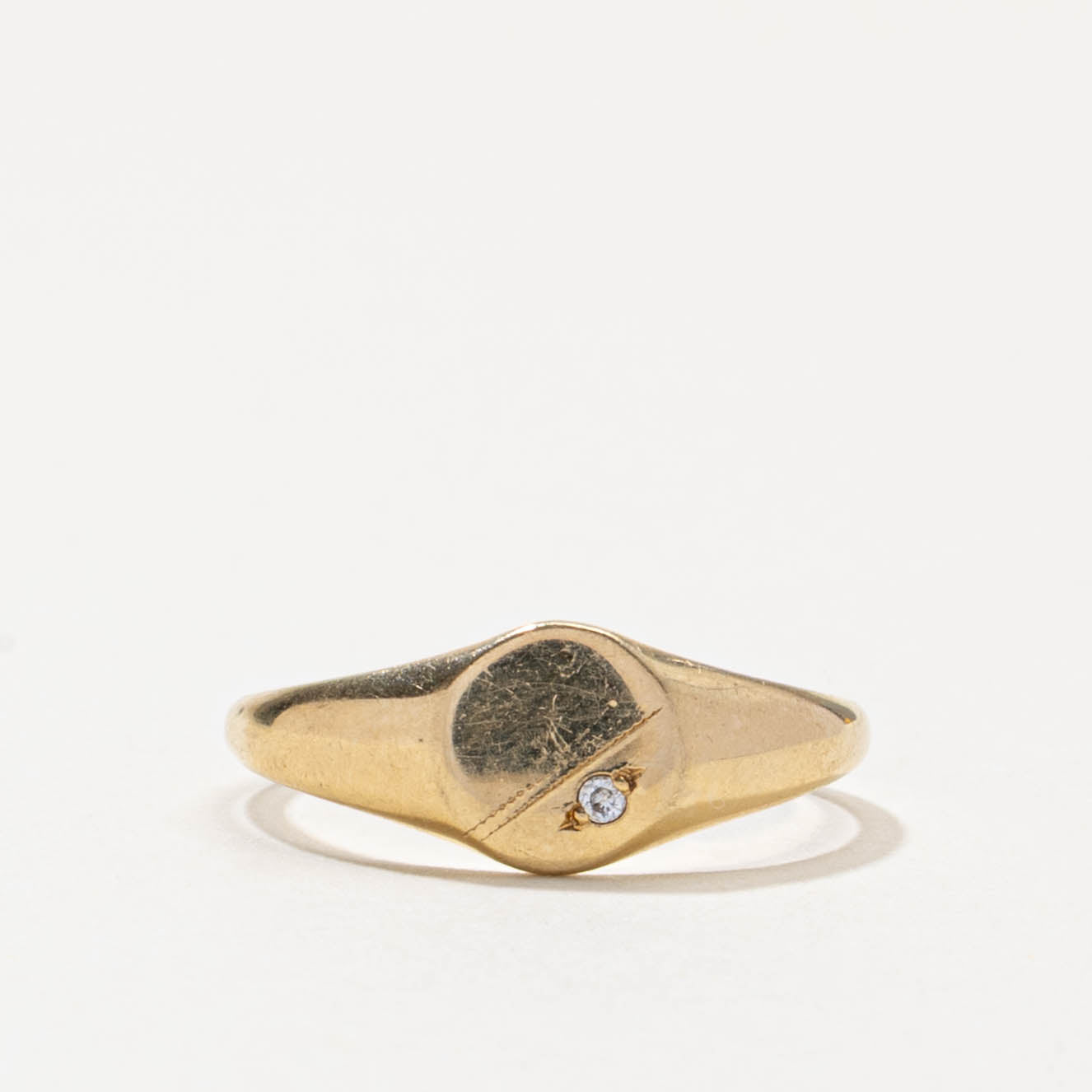 10k Diamond Circle Signet Ring | SZ 5.75