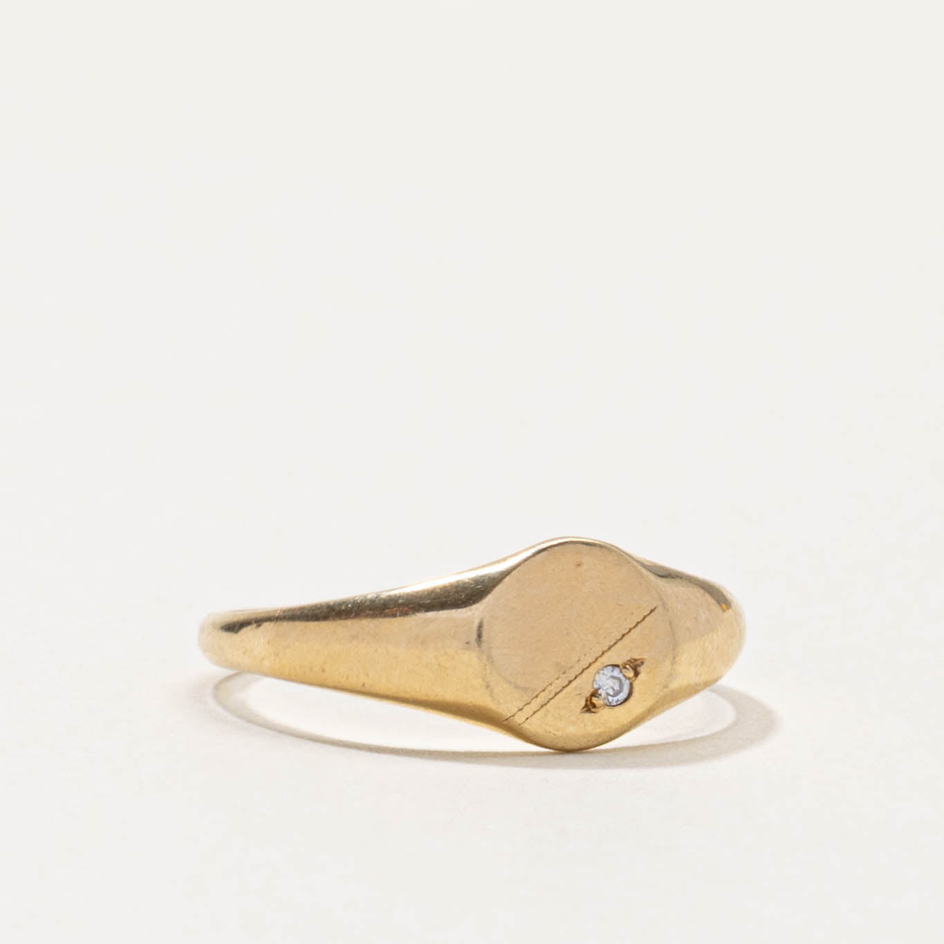 10k Diamond Circle Signet Ring | SZ 5.75