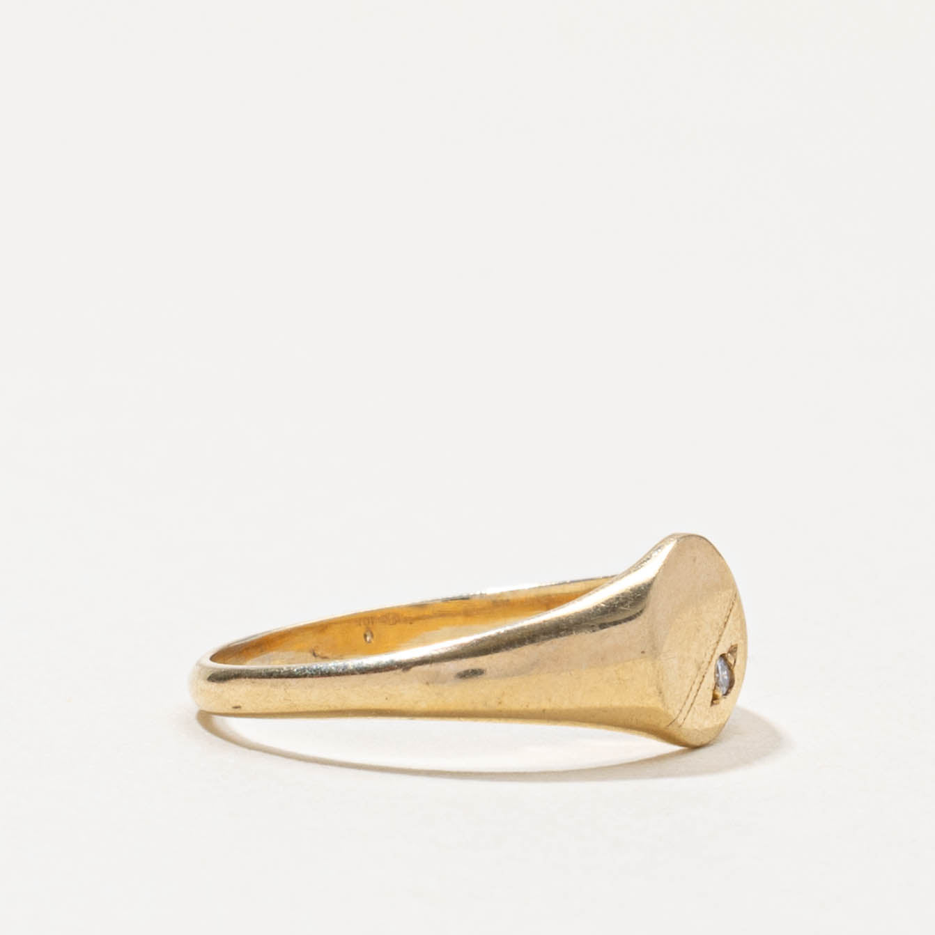 10k Diamond Circle Signet Ring | SZ 5.75
