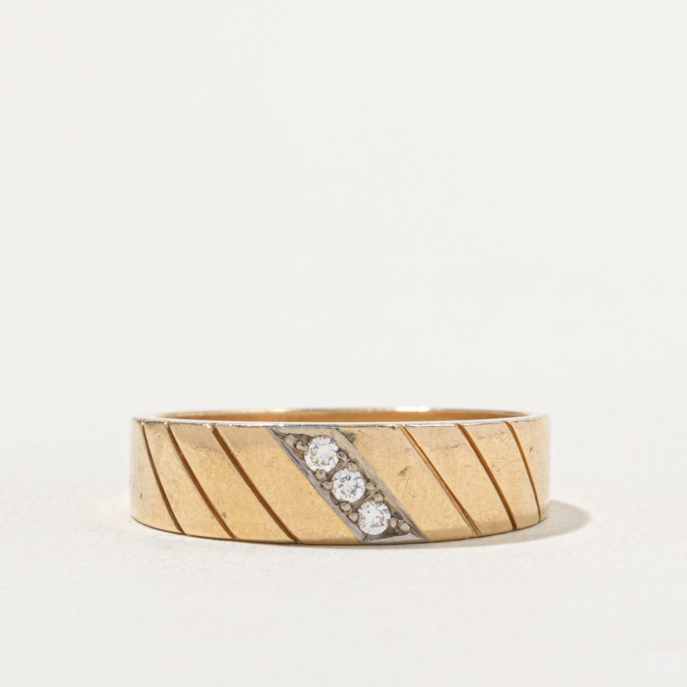 14k Diagonal Diamond Grooved Band | SZ 10.25