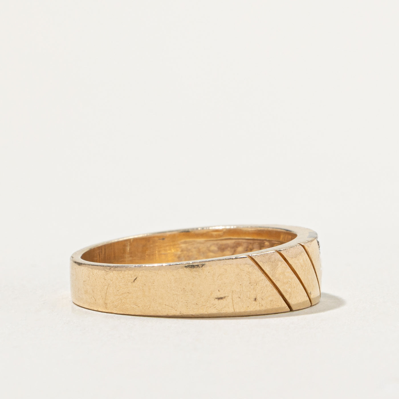14k Diagonal Diamond Grooved Band | SZ 10.25