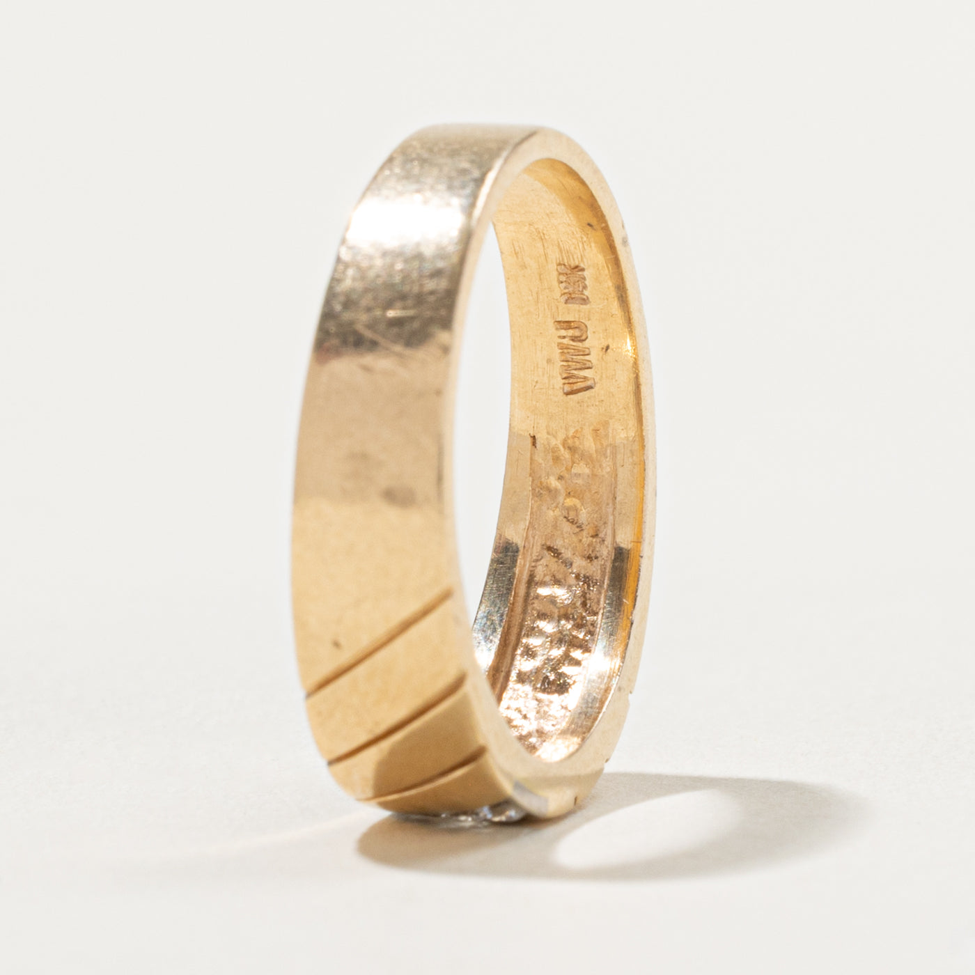 14k Diagonal Diamond Grooved Band | SZ 10.25