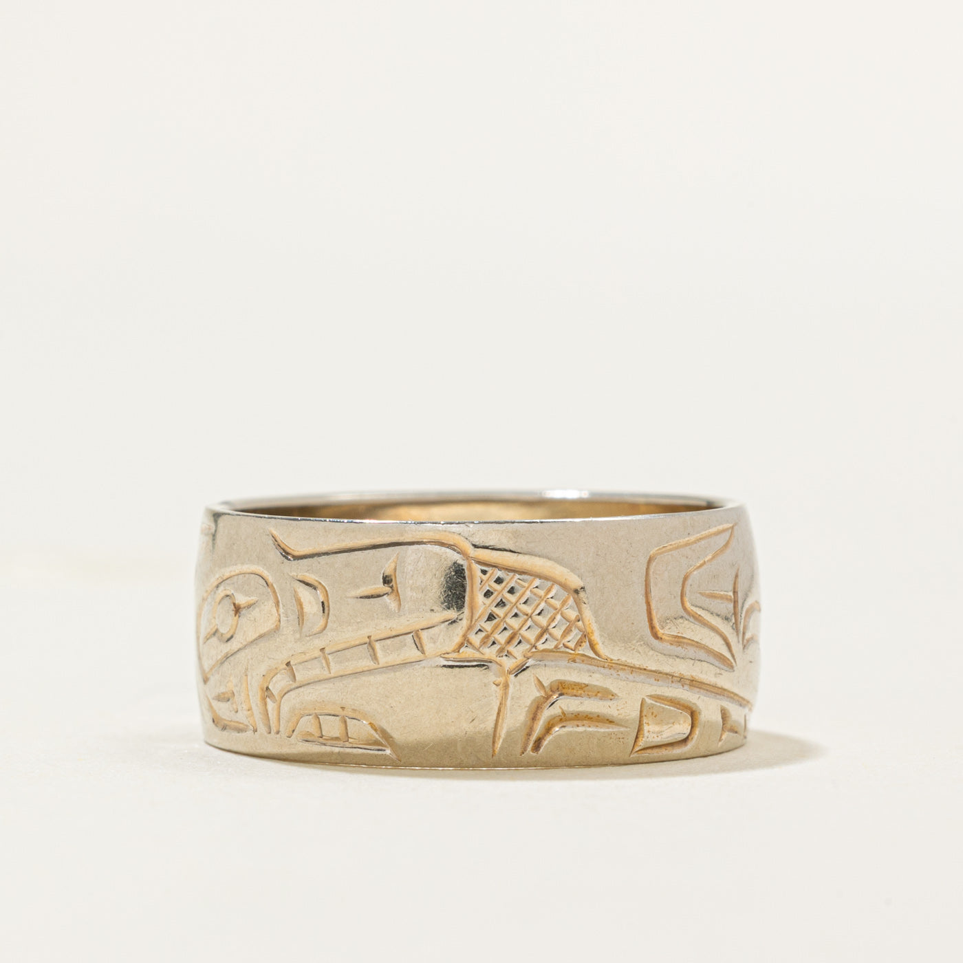 14K White Gold Indigenous Carved Wolf Ring | 8mm | SZ 6.5