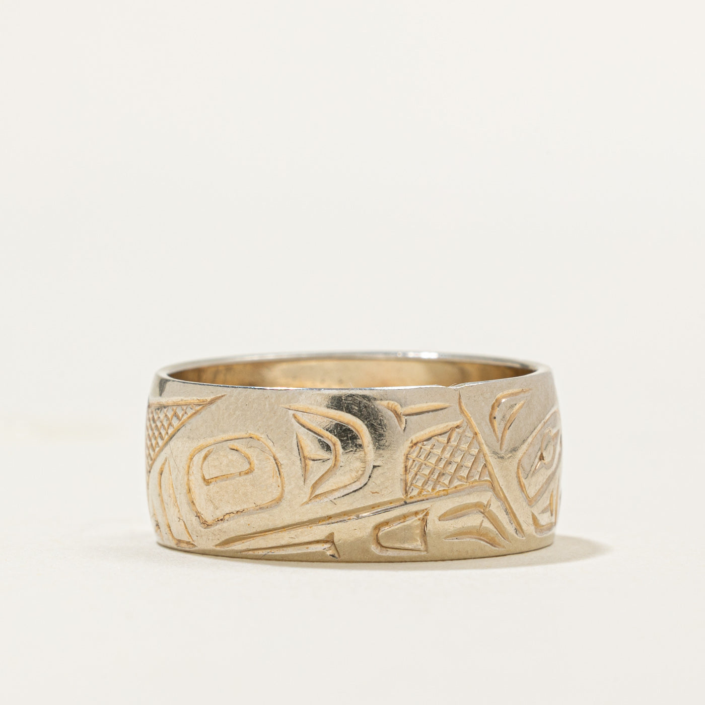 14K White Gold Indigenous Carved Wolf Ring | 8mm | SZ 6.5