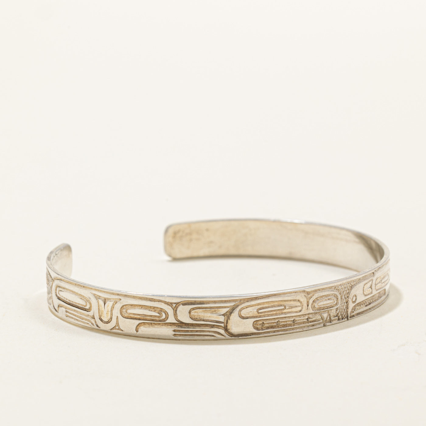 'Ding Hutchingson' Sterling Silver Indigenous Carved Beaver & Eagle Cuff | 5.5"
