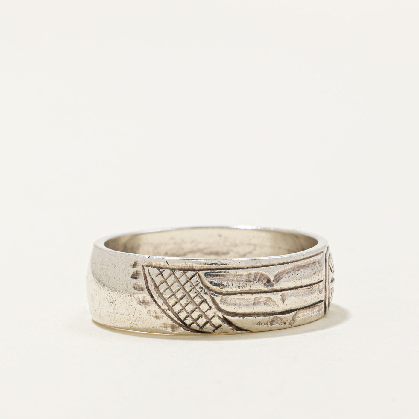 'Rosilee' Sterling Silver Indigenous Carved Raven Ring | 6.6mm | SZ 9.5