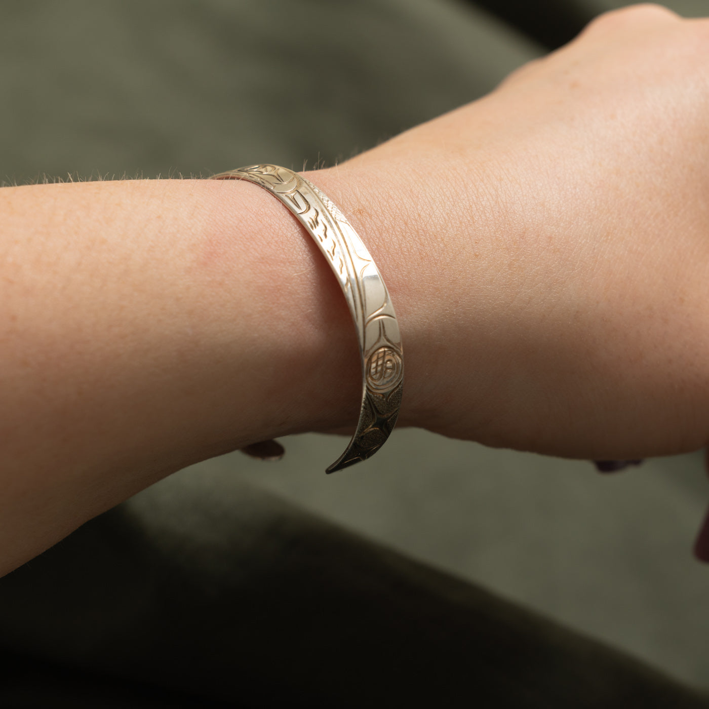 'Randy Wisla' Sterling Silver Indigenous Carved Salmon & Stars Cuff | 6"
