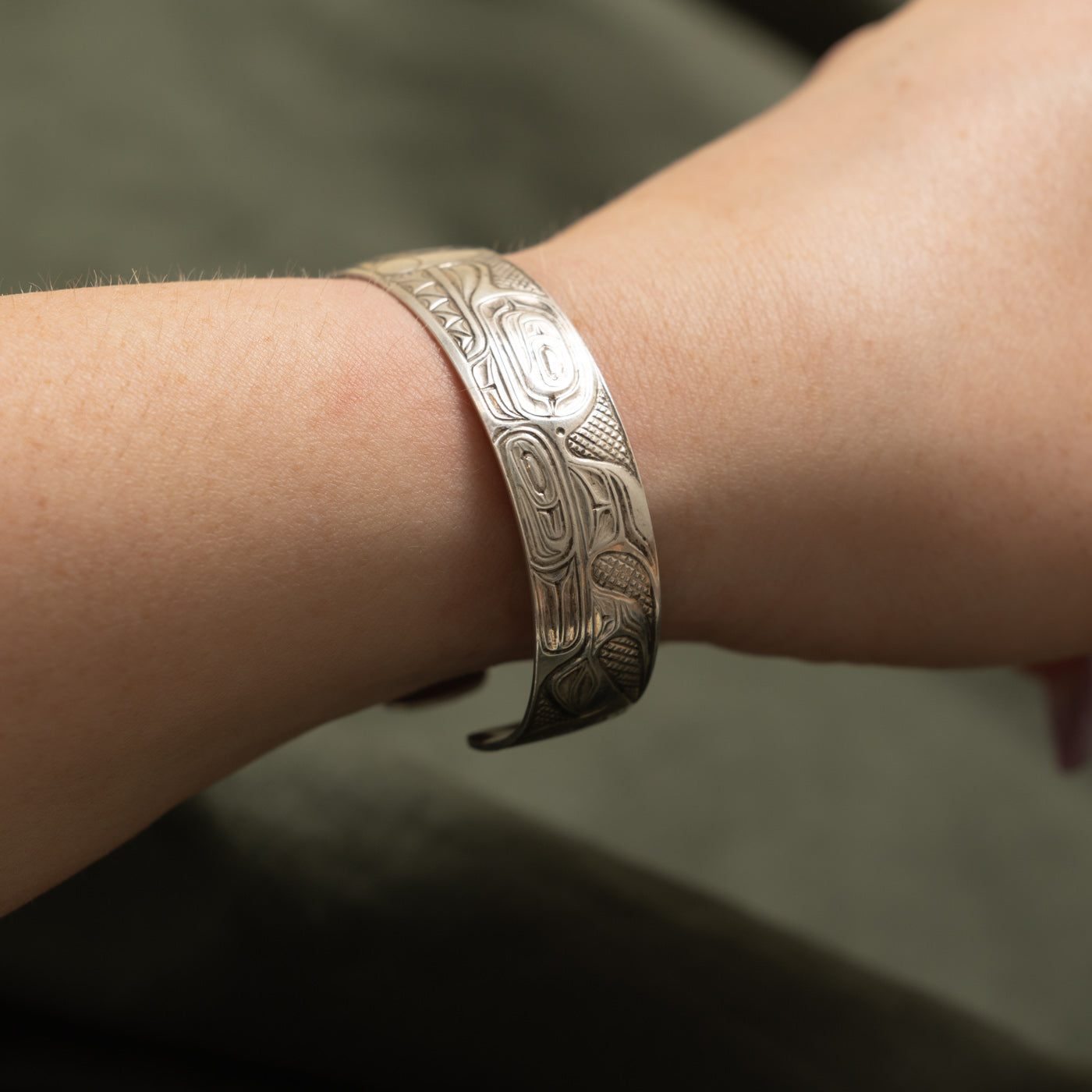 'Ed Russ' Sterling Silver Indigenous Carved Raven & Sea Sculpin Cuff | 6"