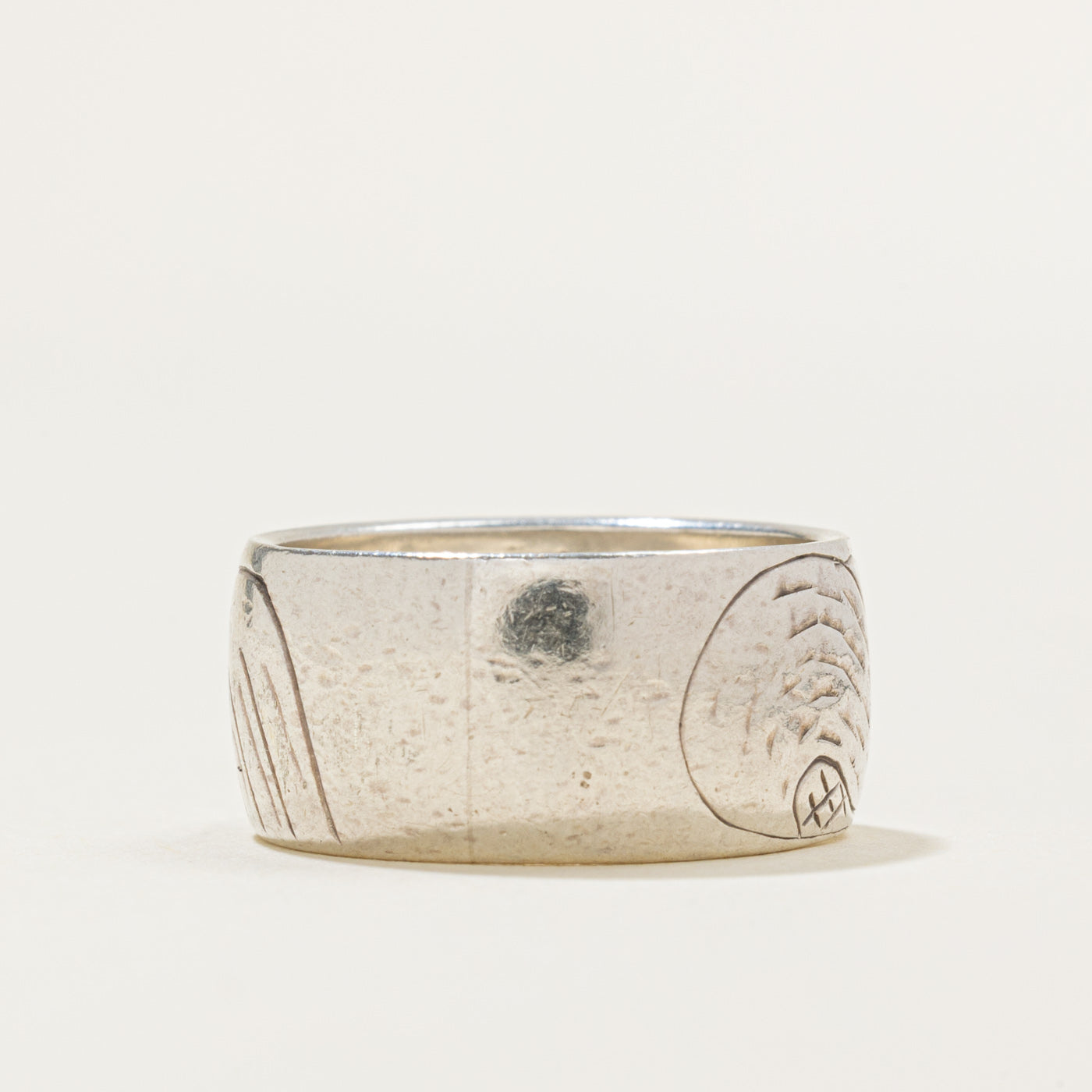 'Rosilee' Sterling Silver Indigenous Carved Wolf Ring | 9.5mm | SZ 6.25