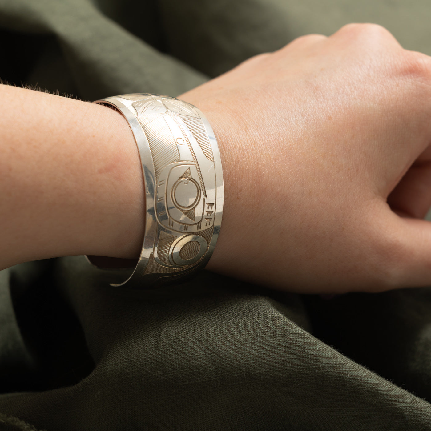 'Gilbert Pat' Sterling Silver Indigenous Carved Hummingbird Cuff | 6"