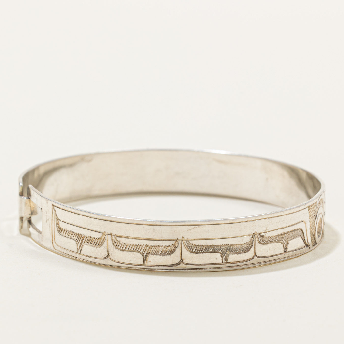 'Gilbert Pat' Sterling Silver Indigenous Carved Hummingbird Bangle | 6.5"