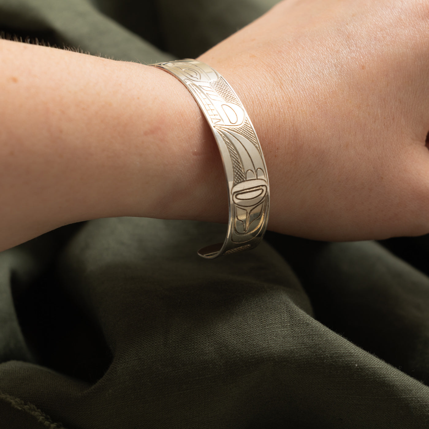'Travis Henry' Sterling Silver Indigenous Carved Wolf Cuff | 6"