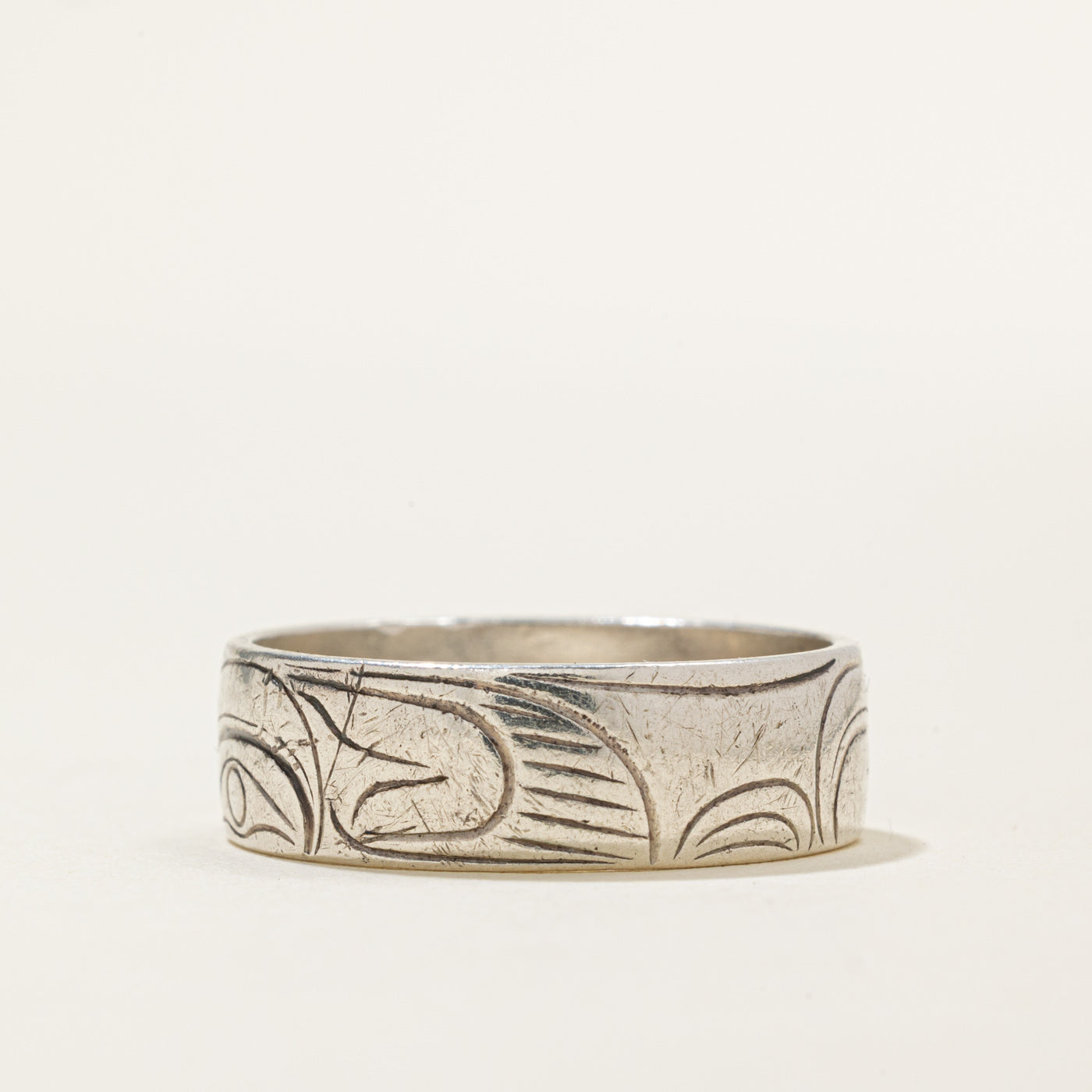 14K White Gold Indigenous Carved Raven Ring | 6.9mm | SZ 10.25