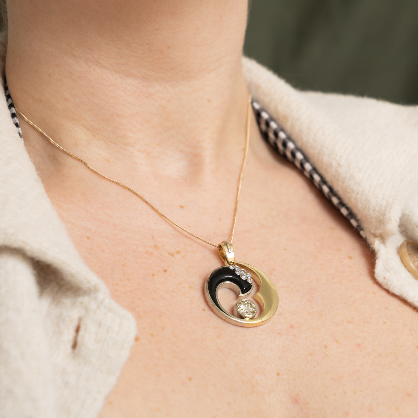 2ct+ Diamond & Onyx Two Tone Pendant | 2.05ct VS2 L/M, 8ct, 0.21ctw | 8ct
