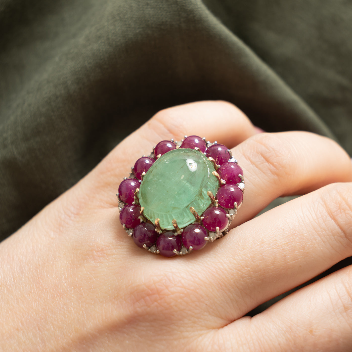 ***Le rapport d'évaluation GIA est en cours de mise à jour. Bague cocktail vintage Kourosh avec halo d'émeraudes, de rubis et de diamants (certifiée GIA) | 26,20 ct, 18,00 ct au total, 0,30 ct au total | Taille 8,5