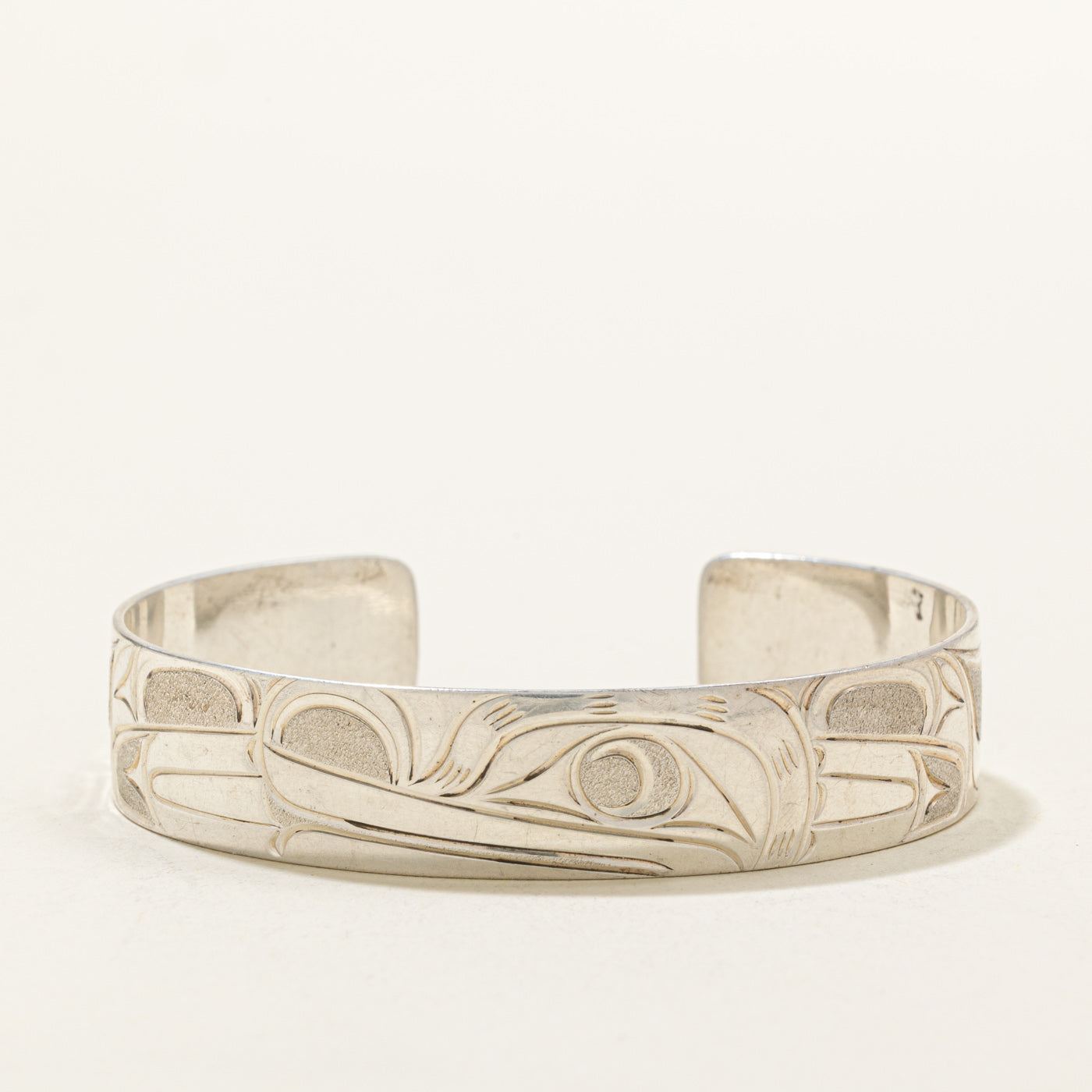 'Joe Descoteaux' Sterling Silver Indigenous Carved Frog Cuff | 6"