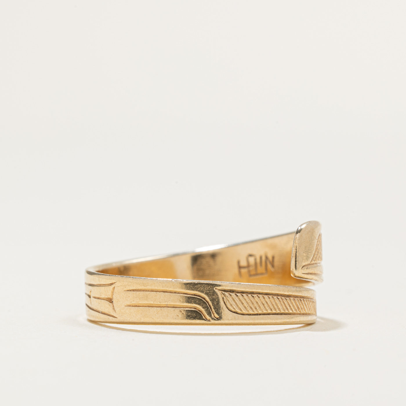 'Bill Helin' 14k Yellow Gold Indigenous Carved Hummingbird Ring | SZ 9.0