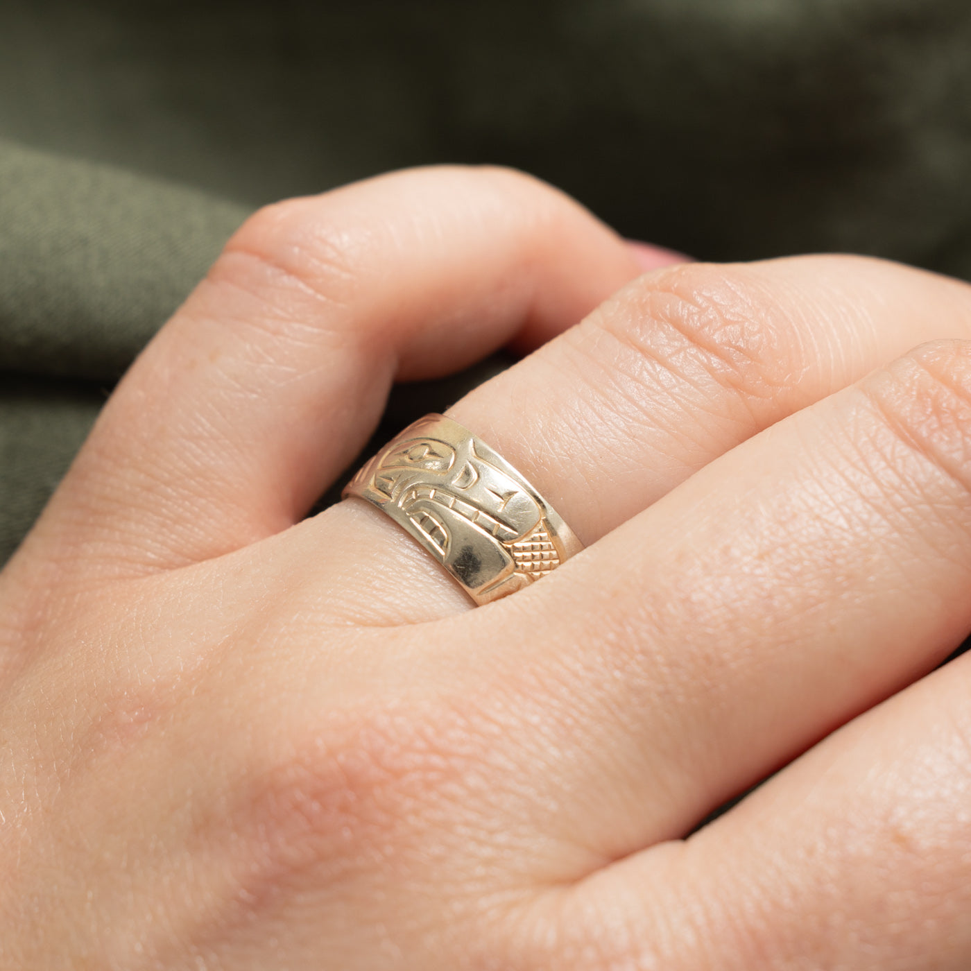 14K White Gold Indigenous Carved Wolf Ring | 8mm | SZ 6.5