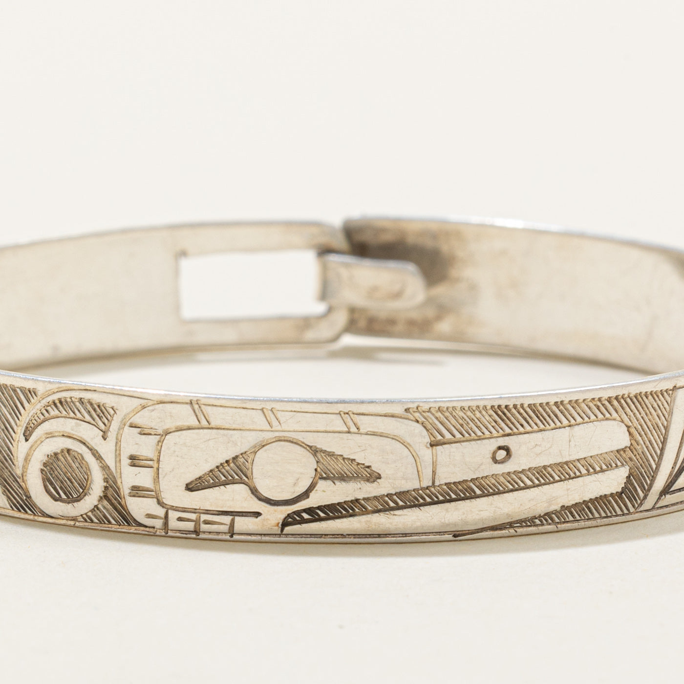 'Gilbert Pat' Sterling Silver Indigenous Carved Hummingbird Bangle | 6.5"