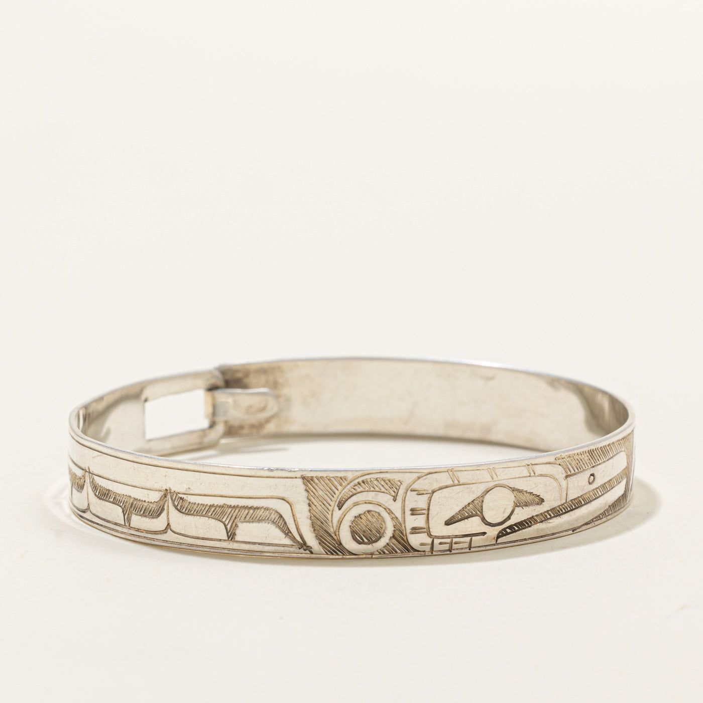 'Gilbert Pat' Sterling Silver Indigenous Carved Hummingbird Bangle | 6.5"