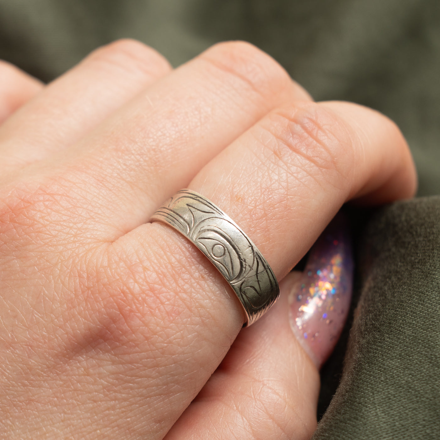 14K White Gold Indigenous Carved Raven Ring | 6.9mm | SZ 10.25