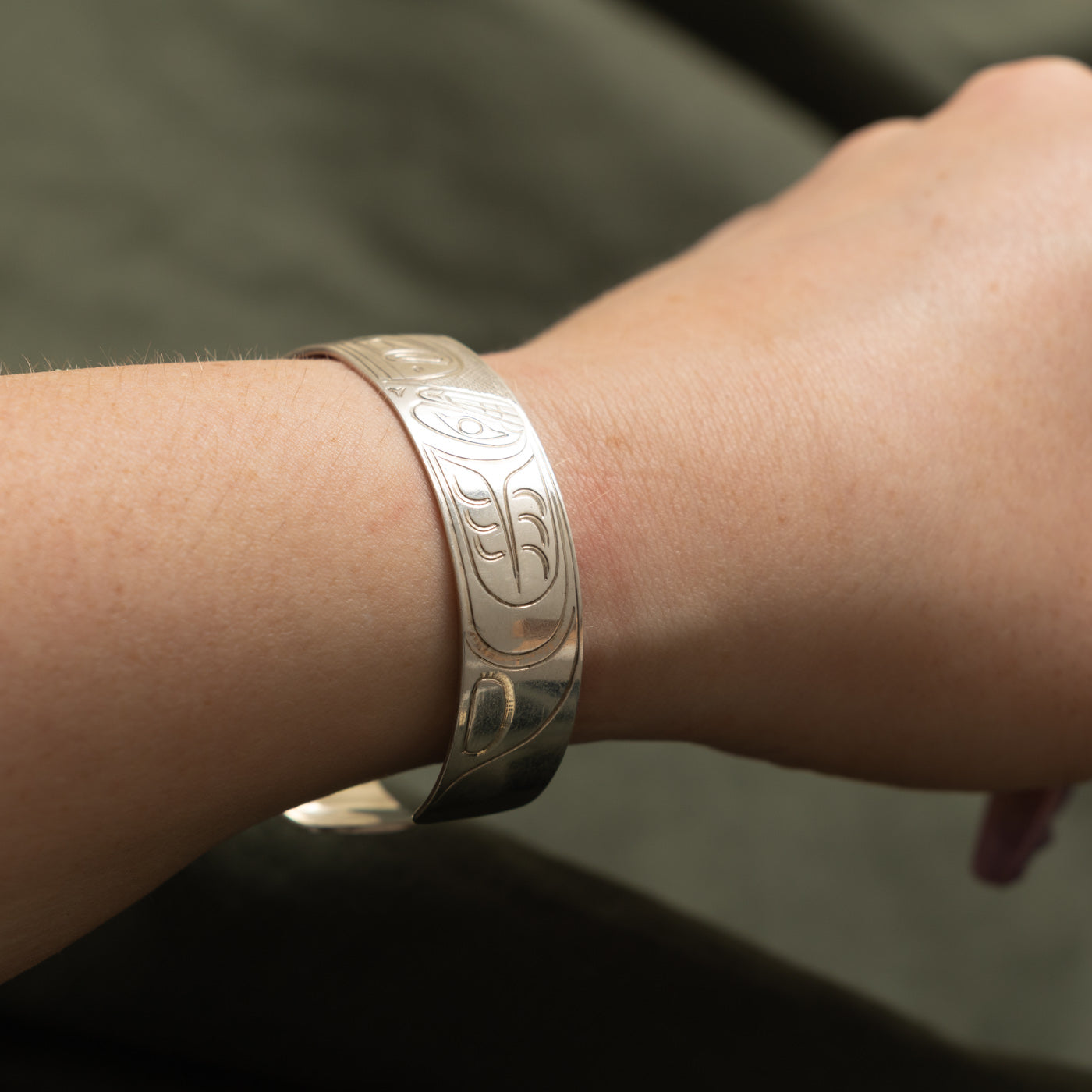 'Travis Henry' Sterling Silver Indigenous Carved Orca & Bird Cuff | 6"