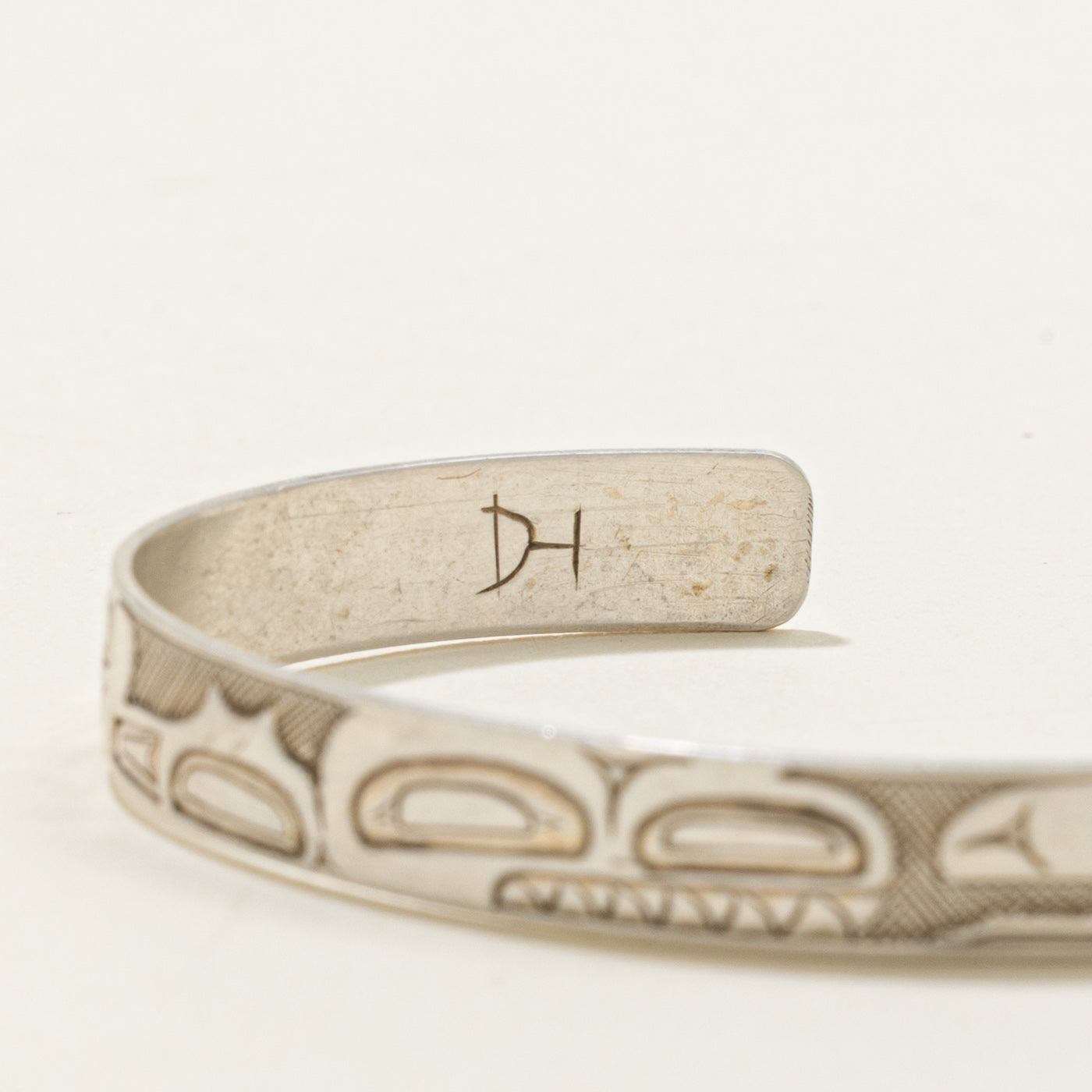 'Ding Hutchingson' Sterling Silver Indigenous Carved Orca & Raven Split Design Cuff | 6"