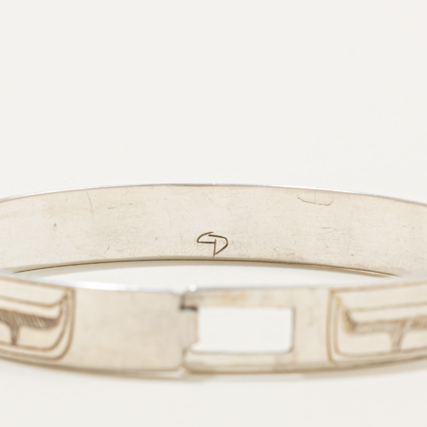 'Gilbert Pat' Sterling Silver Indigenous Carved Hummingbird Bangle | 6.5"