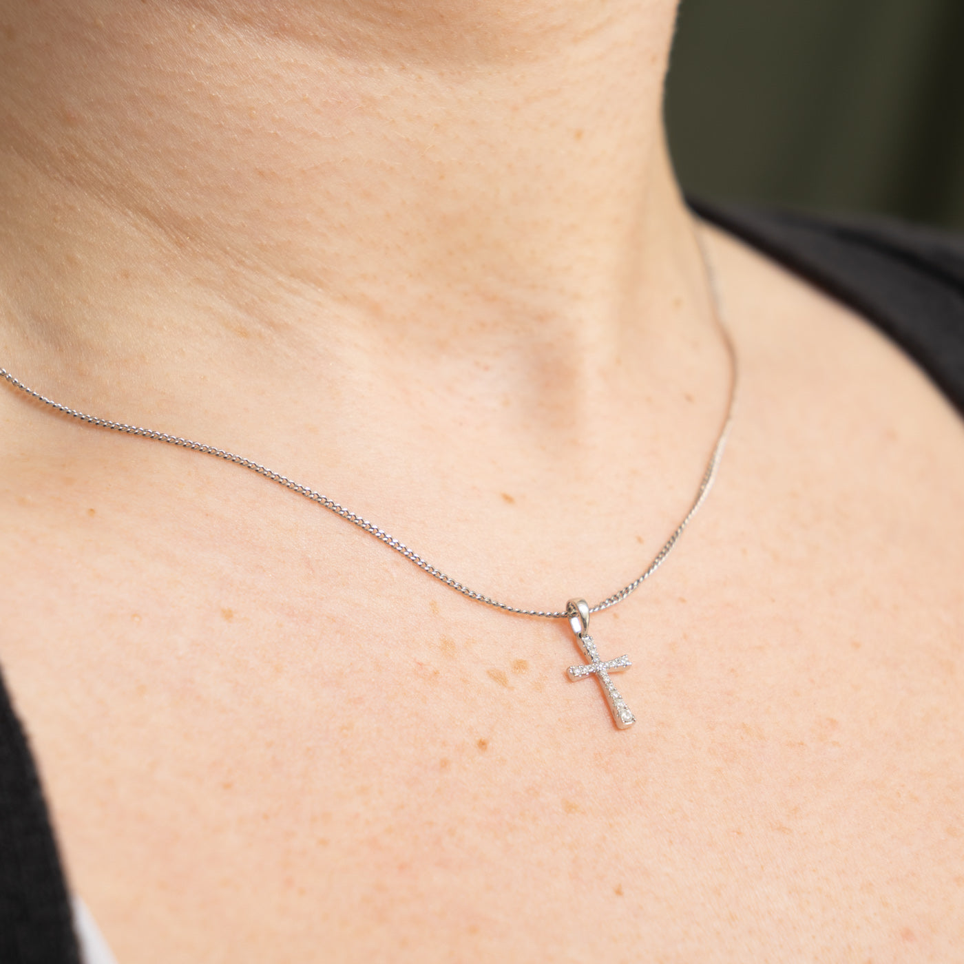 18k Diamond Cross Pendant | 0.07ctw