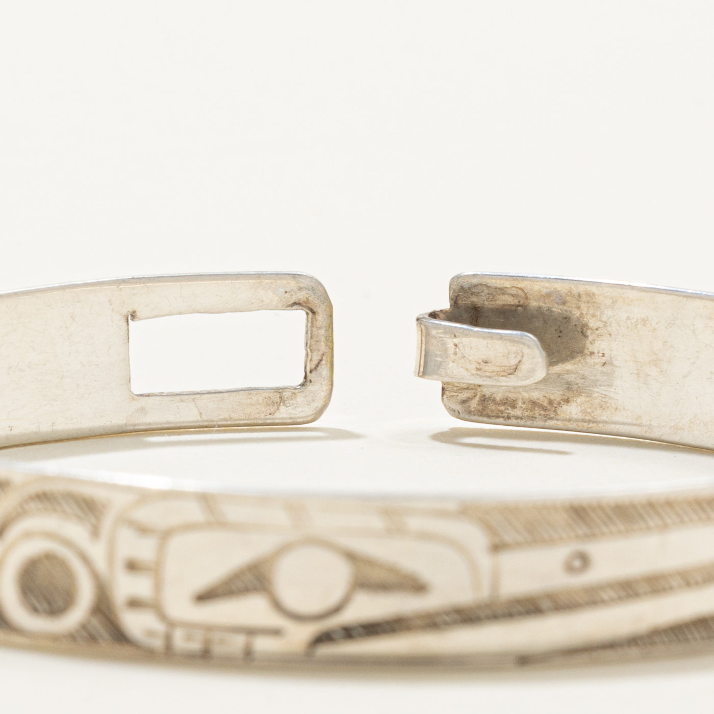 'Gilbert Pat' Sterling Silver Indigenous Carved Hummingbird Bangle | 6.5"