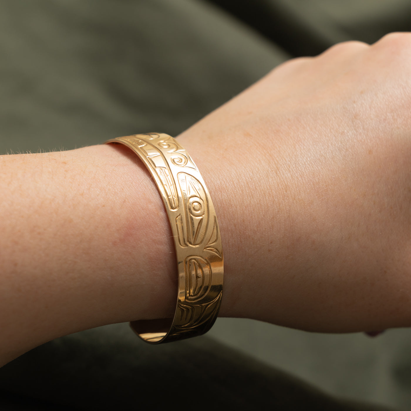 14K Yellow Gold Indigenous Carved Beaver Cuff | 6.5"